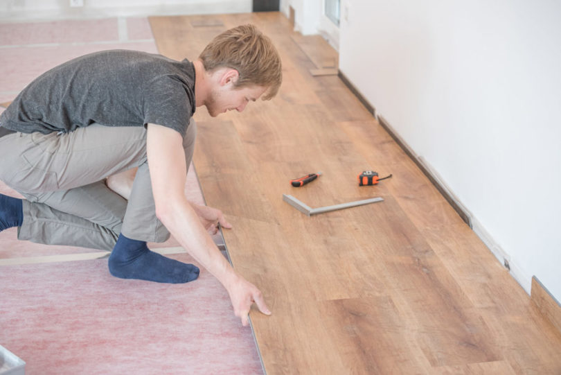 Piso flutuante: confira as vantagens e desvantagens - Amo Decorar